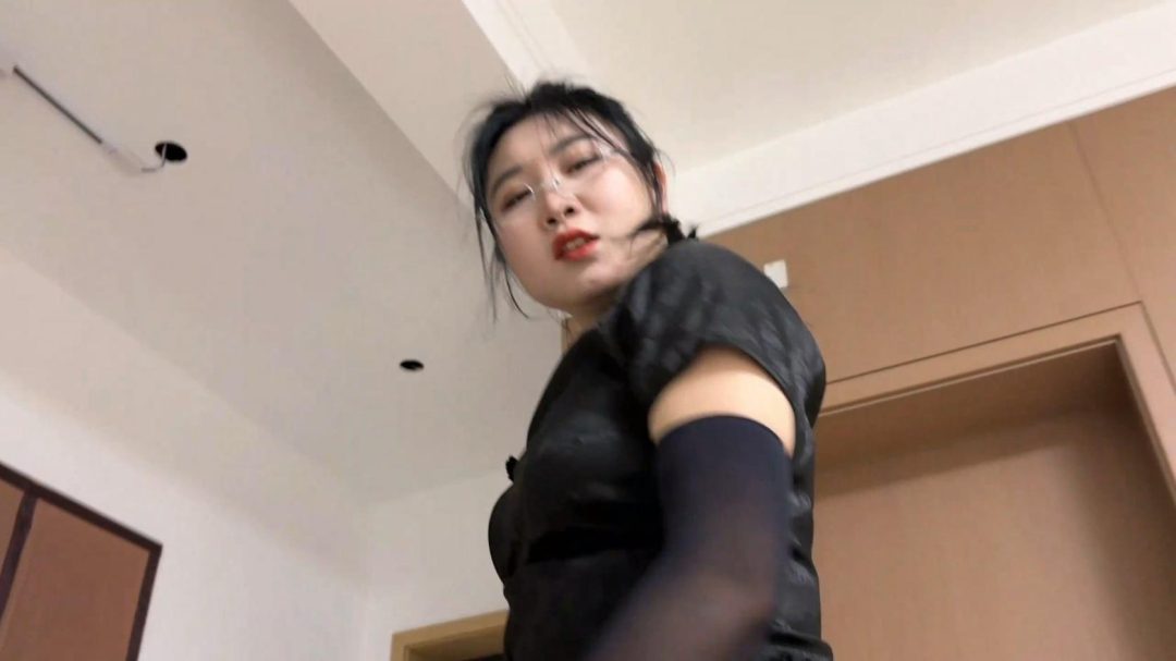 king 饱和式剧情 《美艳女杀手的洋娃娃生活01》吴晗回归！超丰满身材 s 级曼妮 丰满的2大美女 捆绑囚禁变成洋娃娃 伪装拘束 强悍性感的美女杀手变成洋娃娃，超强戏剧冲突！-2