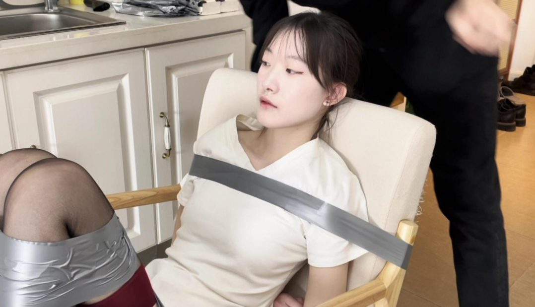 【小雪】纤细的身材+黑丝，丝溜~还是更喜欢身材好的模特，挣扎出来的感觉-3