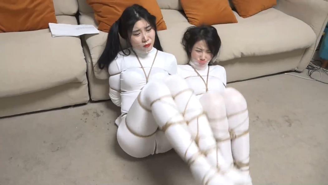 king定拍《鬼屋缚影——超密集拘束》刘洋 吴晗性感油光白丝美女 全身从脖子捆绑到脚掌 超密集拘束 性感白丝人棍-7