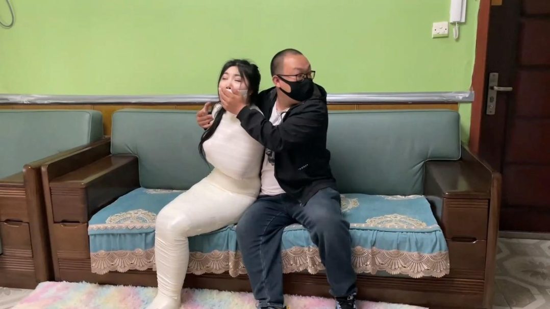 king定拍《过于谨慎的小偷 下》美女严密包裹木乃伊 使出浑身解数求救逃脱 每次即将逃脱都功亏一篑 美女挣扎全片卖力挣扎~-4