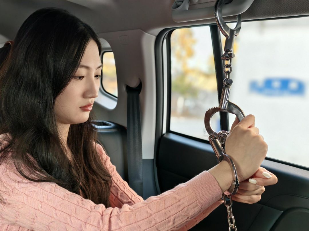 【鑫鑫工作室】校花体验记（下） 王玉体验 上面决定组织 体验监狱犯人生活，了解犯人在狱中的心理，从而更好的管理犯人，王玉和琪淇两人商量组队互相体验做女犯，王玉被带去户外指认现场，带手铐脚镣-11