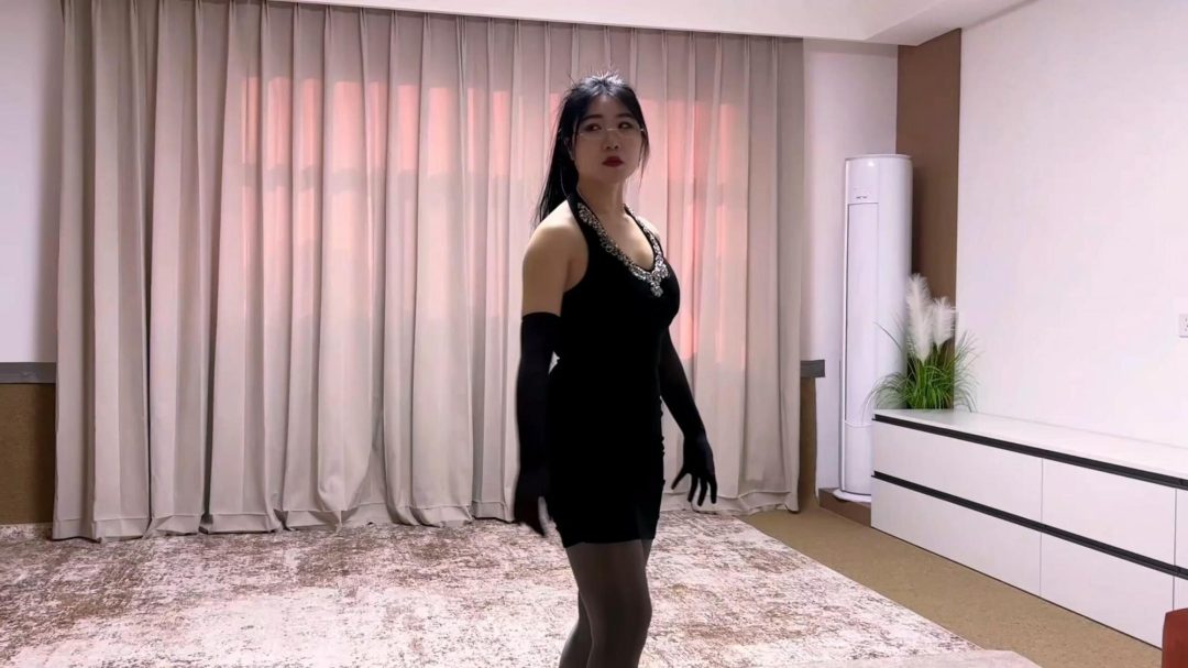 king的饱和式剧情《洋娃娃屋01》超有趣的设定 根据漫画改编 神秘房间进入的美女多会慢慢变成无法动弹的洋娃娃 被人操控无法动弹，只有眼珠乱转。-1