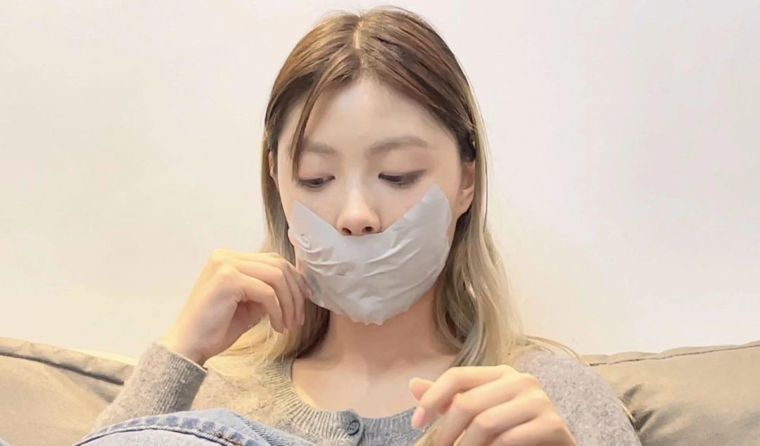 【小晗】小唅自己动手，3种胶带封嘴+脚部按摩，小唅笑起来的样子，很美-4
