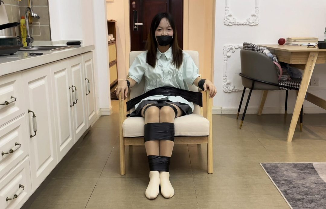 【小依】新模小依来试镜，肉色丝袜+白袜，胶带椅子缚~胶带封嘴，必少不了-8