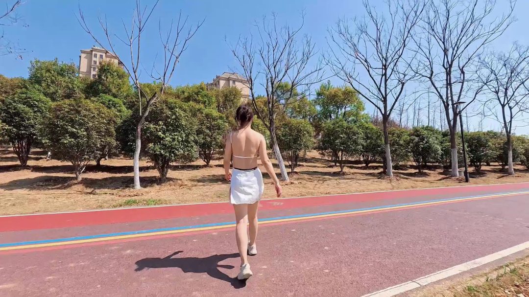 【Raymond】逛公园的小美女身上只有短小的露背睡裙和一些铁疙瘩-4