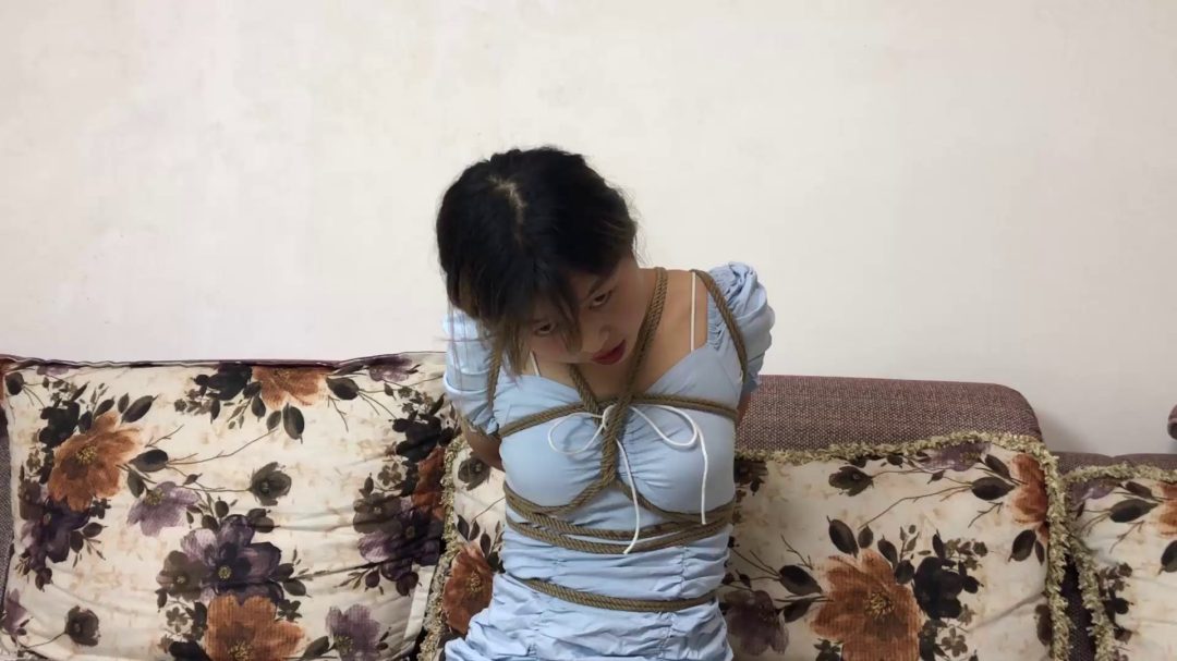 大嘴女孩丹然的捆绑体验 口枷堵嘴-8