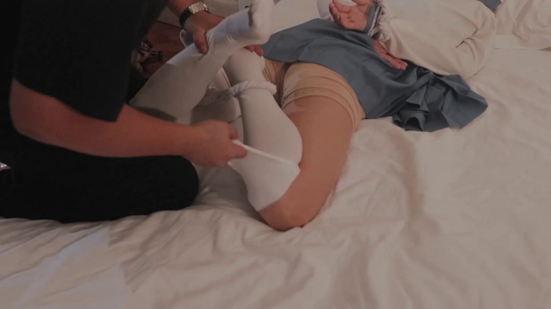 JK白丝妹子被丝袜堵嘴驷马强制tk挠痒-2