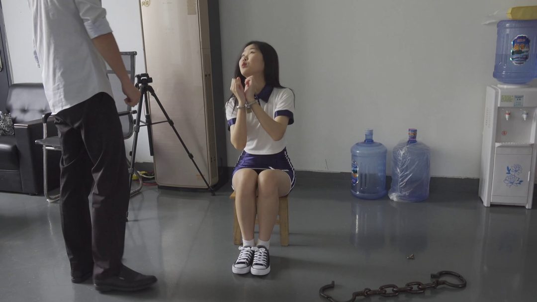 模特夏娜首次体验监禁-1