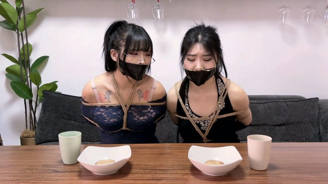 king的饱和式剧情《禁锢的“家人”01》超有趣的设定 根据漫画改编 性感诱惑的灰色美女们被迫变成家人 被长期饲养 超密集捆绑 吴晗 曼妮2位超演技的熟女演绎 喜欢的千万别错过。-5