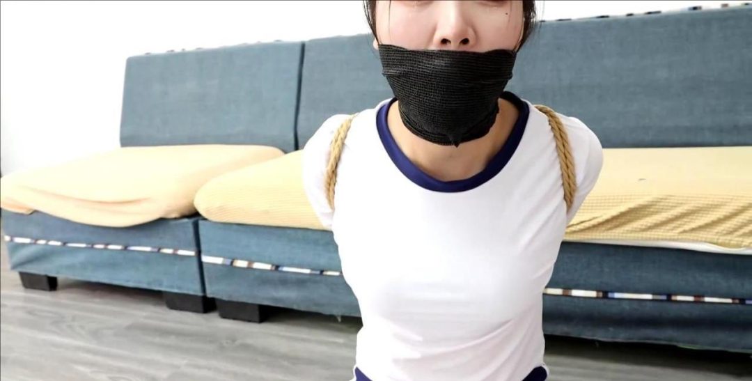 king剧情定拍！《日式白丝体操服美女的囚禁游戏02》白丝丽人蟹缚 失禁丝袜脚湿透-6