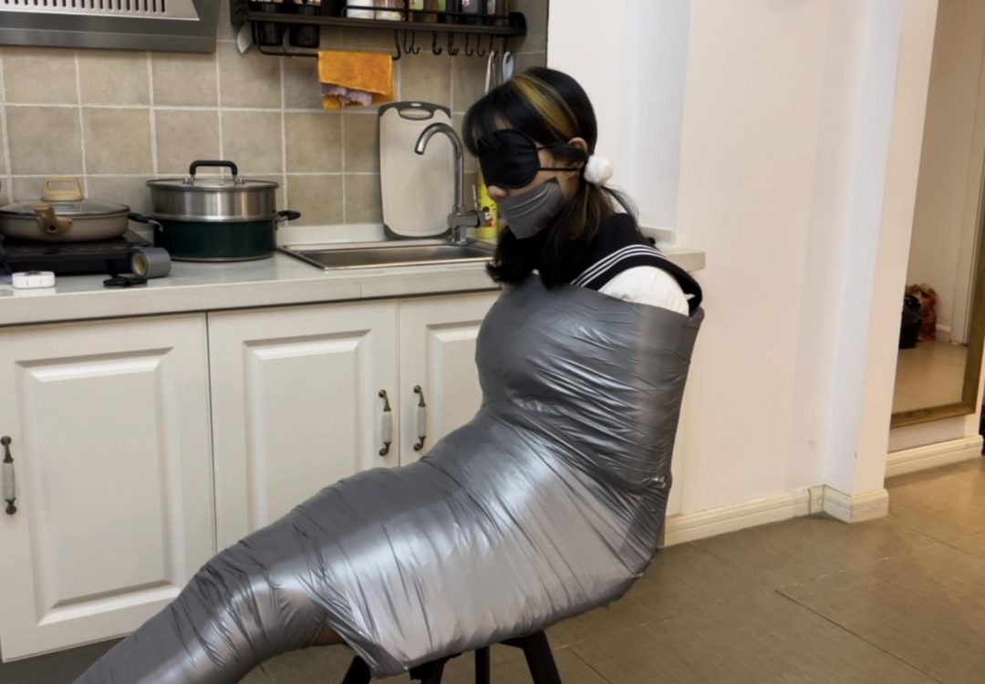 【小雨】【招模特】新模小雨，刚成年的女生，很喜欢捆绑与束缚，挣扎也很到位，那就老套路，胶带先来一波~-5