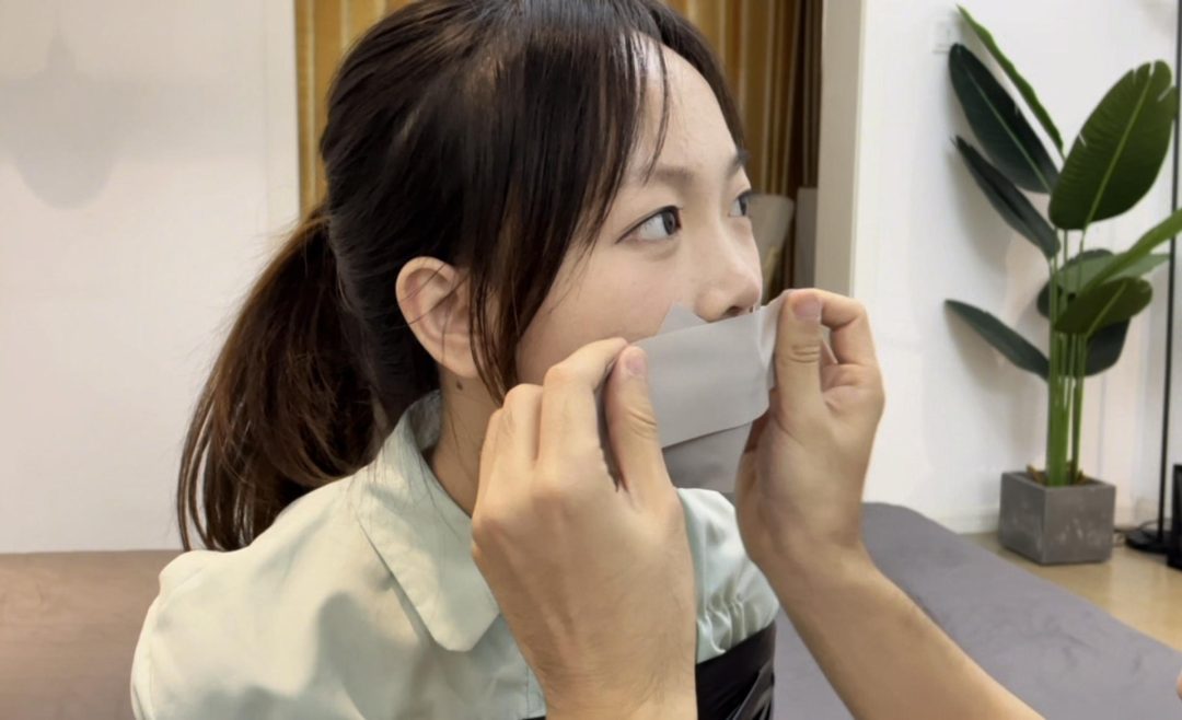 【小依】【小汪】【小杨】毛巾堵嘴，光面胶带封嘴后，继续互相解脱，捆绑+封嘴全过程，3个人的简单挣脱实验3~-4