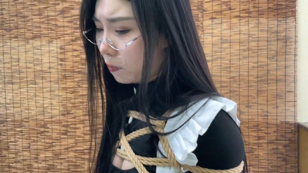 king定拍《女仆的调教日记01》黑长直眼镜妹 被强制调教成女仆 被捆绑肆意玩弄羞辱测试 性感白丝 紧身女仆装 勒肉的绝对领域~强制调教训练不要错过！-6