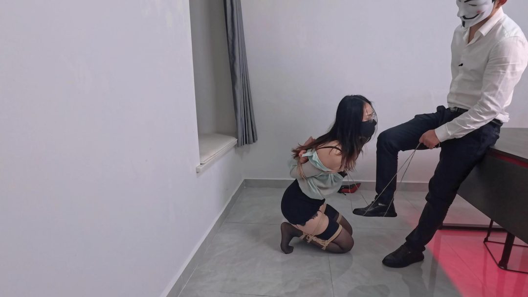 女神老板被下属调教第四集：痛苦的地狱（这集回音丫头被虐哭了，哭了依然继续拍。）（虐哭/尾巴/R头夹牵引/折腿跪地行走/后直臂提手）-6
