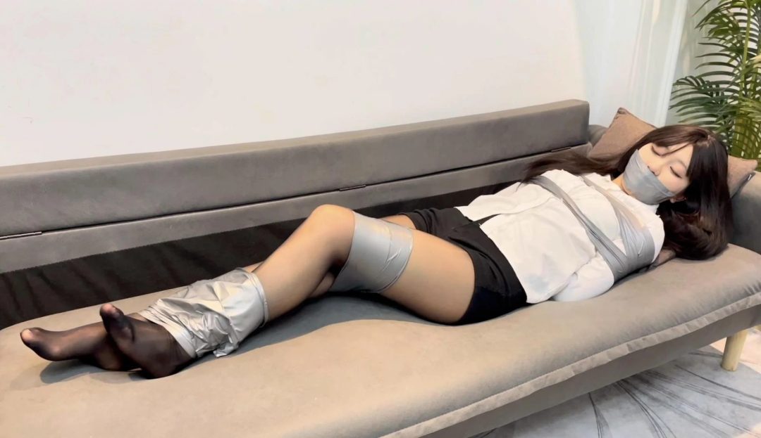 【小怀】 新模小怀，明星像的模特，挣扎程度也很不错，黑丝美腿尽显无疑-7