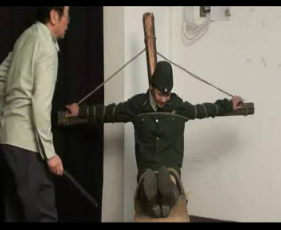 女军官老虎凳受刑-1