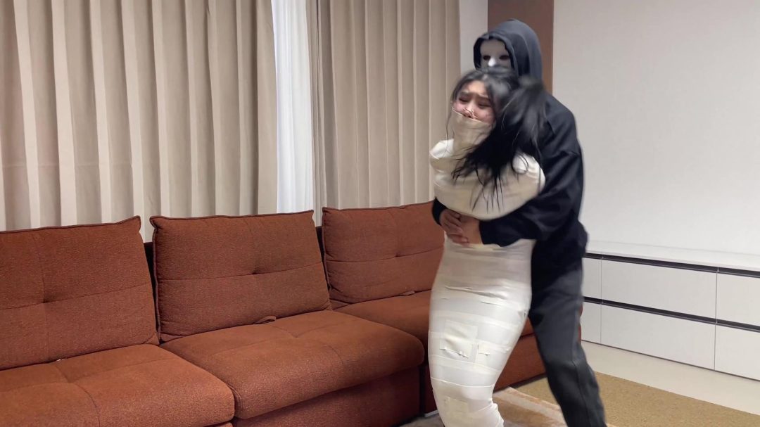 云雀定拍《被入室抢劫的美丽母女 下》 超人气漫画完美复刻 双人木乃伊捆绑蠕动 求救只有一墙之隔~-12