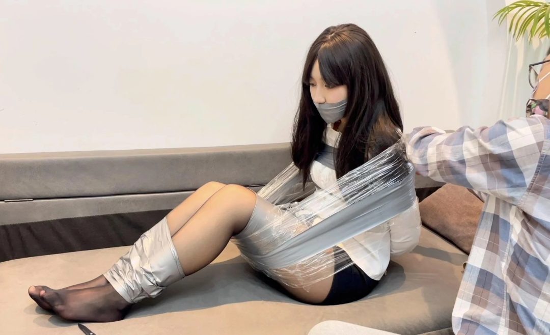 【小怀】 新模小怀，明星像的模特，挣扎程度也很不错，黑丝美腿尽显无疑-8