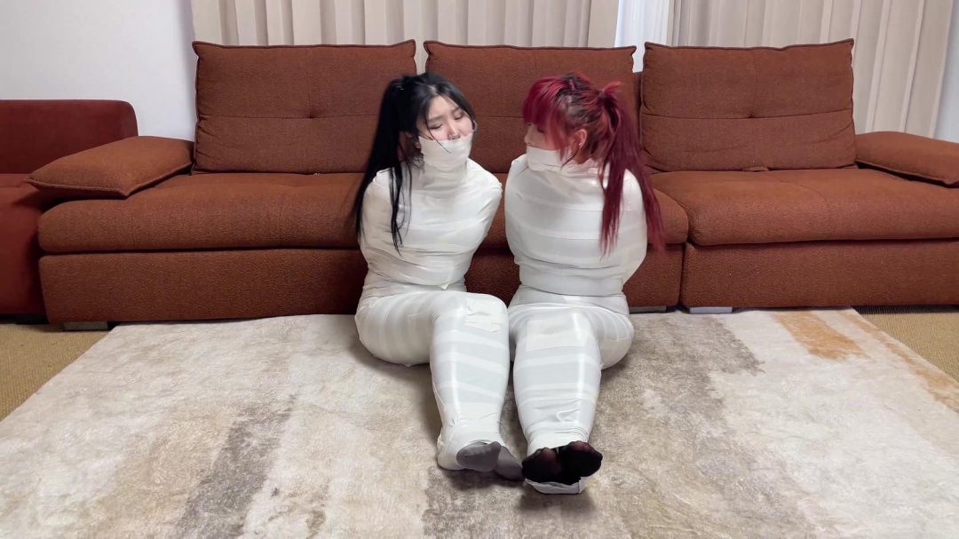 云雀定拍《被入室抢劫的美丽母女 下》 超人气漫画完美复刻 双人木乃伊捆绑蠕动 求救只有一墙之隔~-3