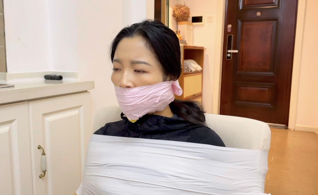 【小橙】【招模特】椅子上的白色胶带捆绑，4层胶带封嘴+丝袜蒙眼，多层封堵爱好者必看-9