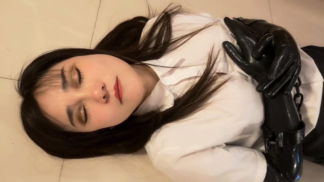 【制服美女】穿着过膝长靴忍受紧缚之辱-8