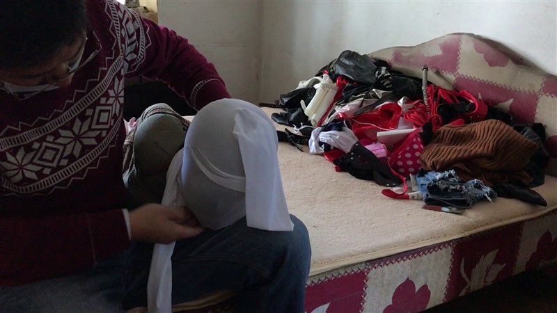 直臂并肘缚,肉色丝袜高跟,黑胶布封嘴,黑色加白色丝袜套头,塑料袋窒息鞭打-3