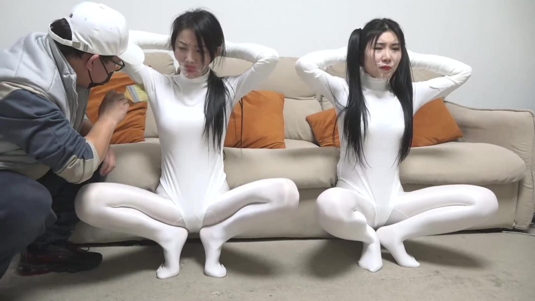 king定拍《鬼屋缚影——双人白丝牵线木偶》刘洋 吴晗性感油光白丝体操服美女 美女们入住鬼屋 被控制玩弄成牵线人偶肆意玩弄-12