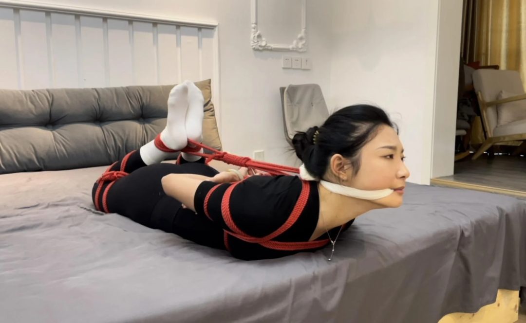 【小橙定拍】小橙的丝袜嘞嘴，与驷马缚，瑜伽裤+奶白色长裤，小橙很无奈，每次都被驷马~-7