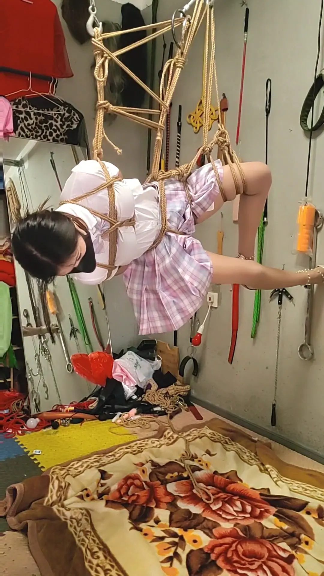 文慧JK肉色丝袜白色高跟，侧面吊起来，诡异的姿势带来诡异的感受-4