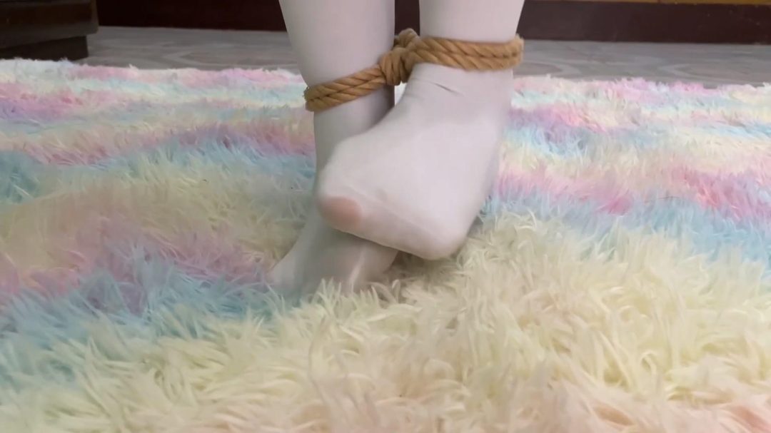 king定拍《女仆的调教日记01》黑长直眼镜妹 被强制调教成女仆 被捆绑肆意玩弄羞辱测试 性感白丝 紧身女仆装 勒肉的绝对领域~强制调教训练不要错过！-13