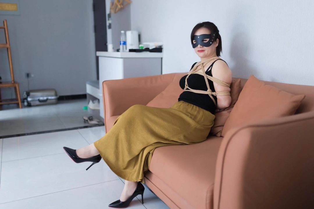 【越来越丰满的活该姐】长裙高跟和丝袜 茶室写真一小时全纪录 丝足挠痒 强制“放松”-1