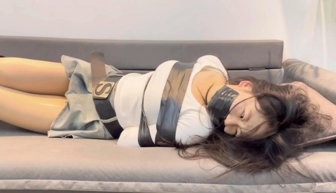 【小R】新模小R，很纯真的模特，表演力也很在线，胶带捆绑+封嘴，先来一波-8