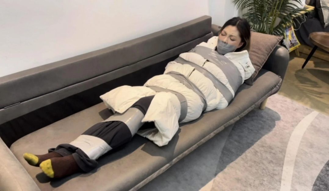 【小晗定拍】厚厚的羽绒服+严实地胶带捆绑，嘴巴也无法出声，只剩下苦苦地挣扎-5