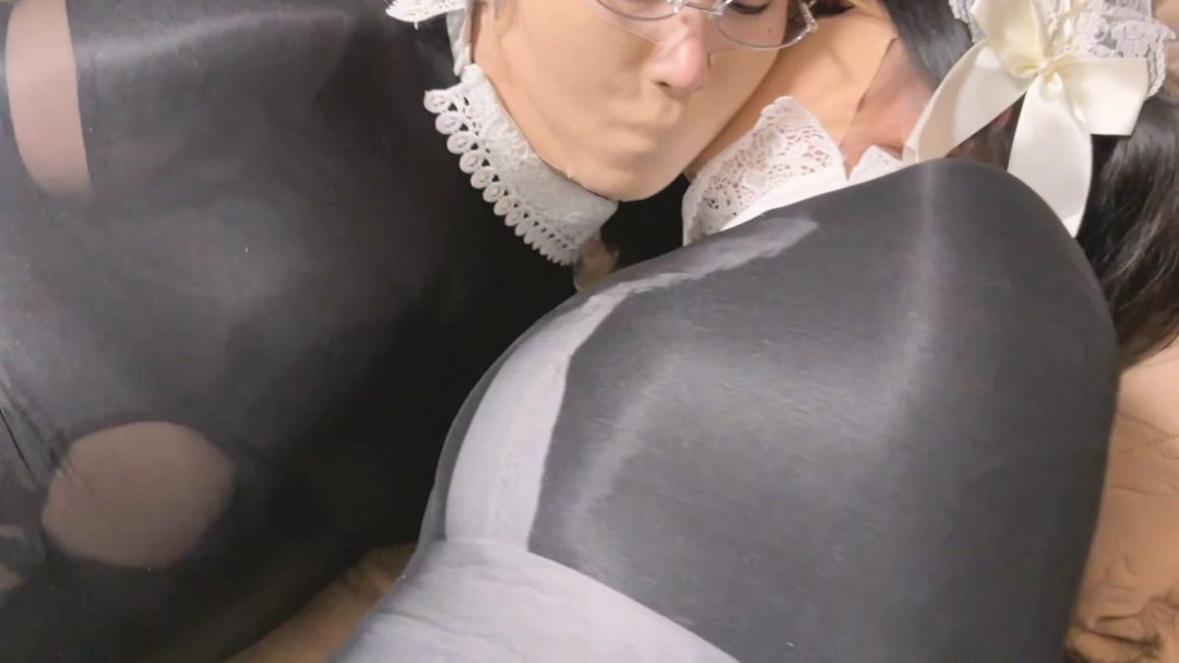 king 饱和式剧情 《女仆的玩物02》吴晗曼妮 俩个性感无比的女仆抱枕 无力的蠕动挣扎 变成他人的玩物~-4