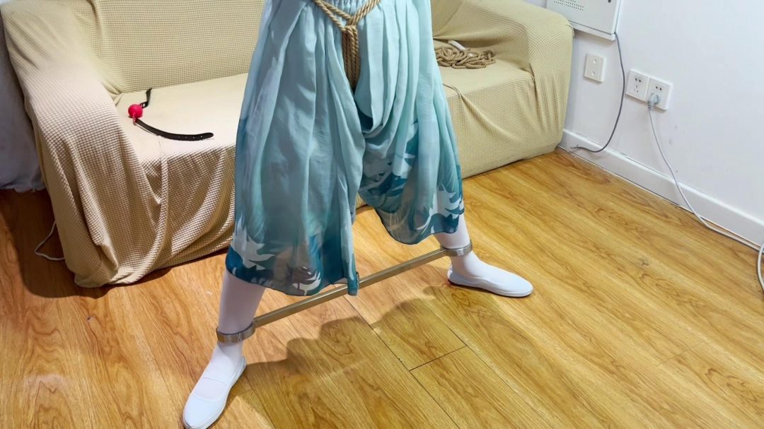 【臭脚妹妹第一部cos作品】【M字开脚】【口球】【白一带】【白丝】【金属强制开脚】-6