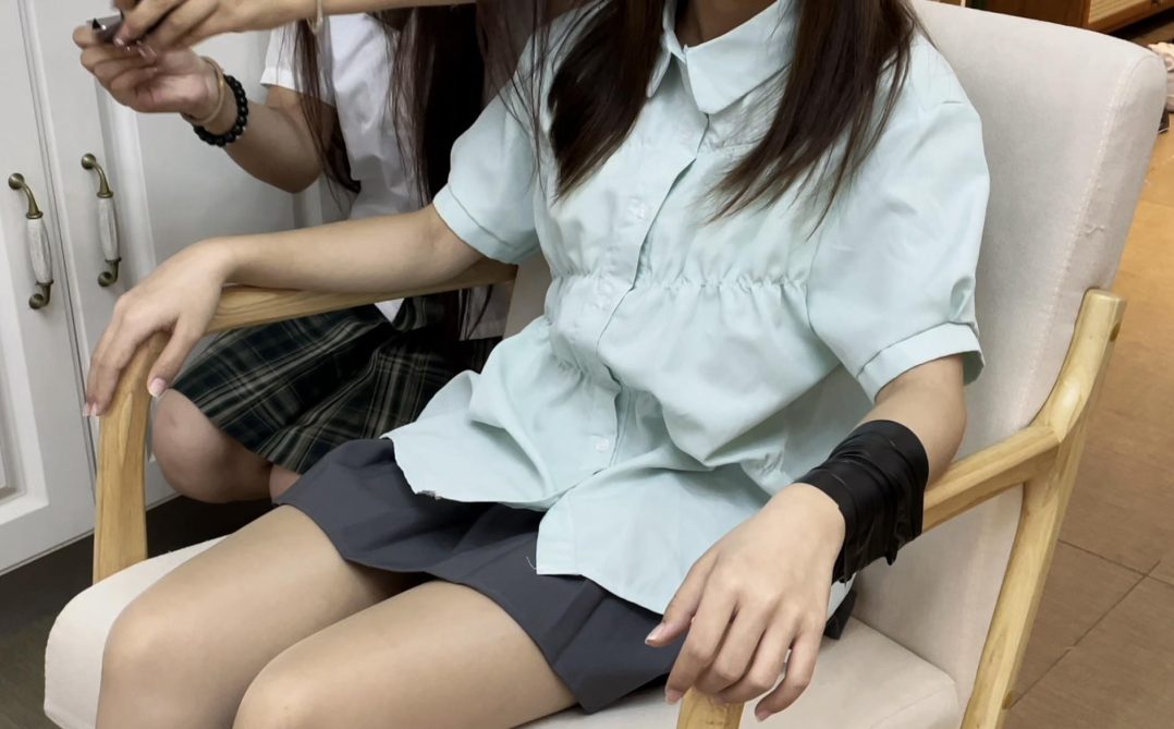 【小依】新模小依来试镜，肉色丝袜+白袜，胶带椅子缚~胶带封嘴，必少不了-4