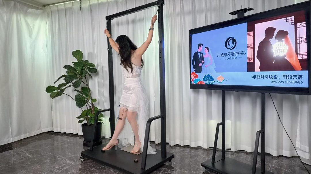 【Raymond】准新娘6:婚纱影楼里钢管支撑着的婚纱模特竟然是真人？顾客疑惑：“钢管支撑在哪？”（one bar prison上被自动电击控制下蹲和直立/电击G塞）-4