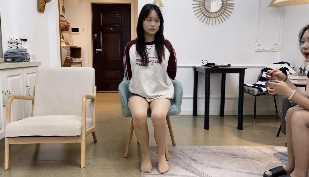 【缚艺录】【小知】小知和她的好友，来一场双人胶带缚-1