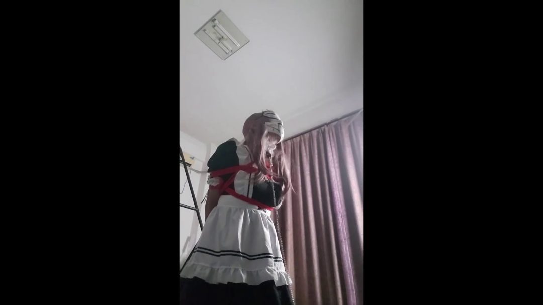 强制穿上黑丝女仆装，塞入丝袜，胶带粘住，带上了面罩。老海缚训练器挣脱-4