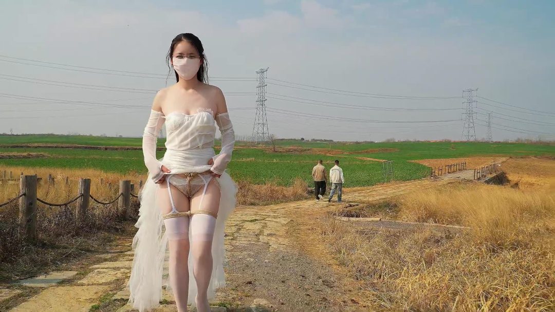 谁能想到在户外拍婚纱照的新娘，性感的婚纱之下的双腿之间居然被紧紧的勒着股绳(预告片)-9