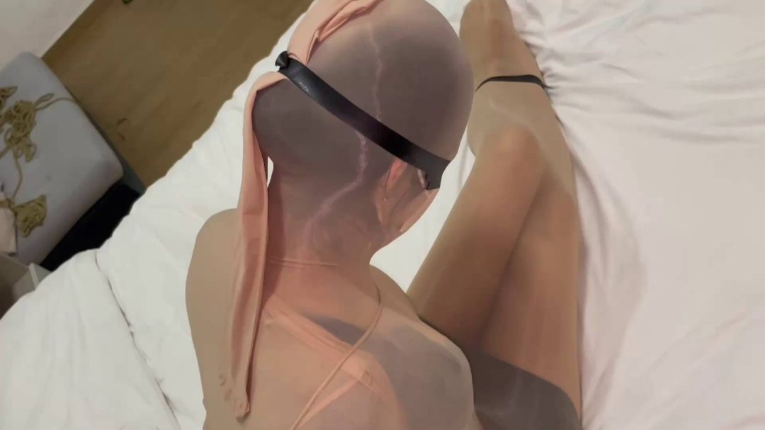 美女演示 油亮丝袜全包木乃伊详细教学-6