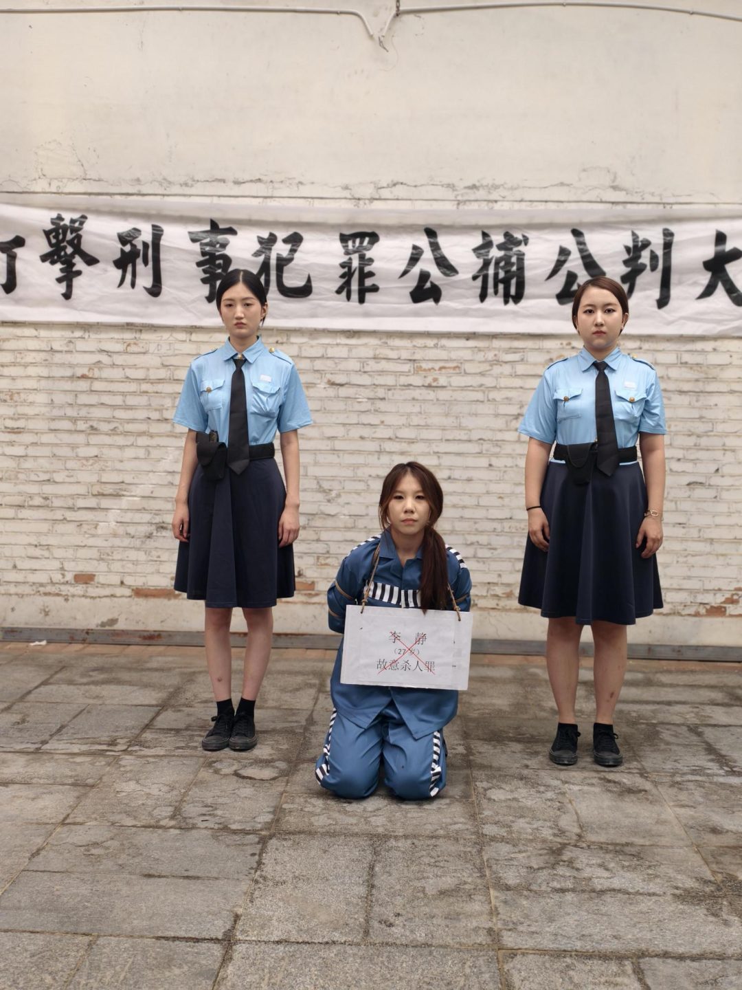 【鑫鑫工作室】女犯因入狱，被带连体镣铐指认现场，押解绑，让其在车上跪着，后被宣判s刑，砸s撩带s铐，被五花大绑执行s刑-8