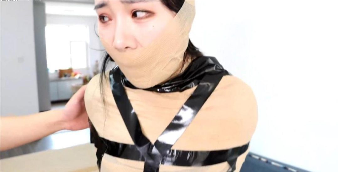 king定拍《快递~性感真人抱枕03》美女被超密集挣扎无法逃脱 被遥控器超控绷带收紧折磨 长时间挣扎拘束-2