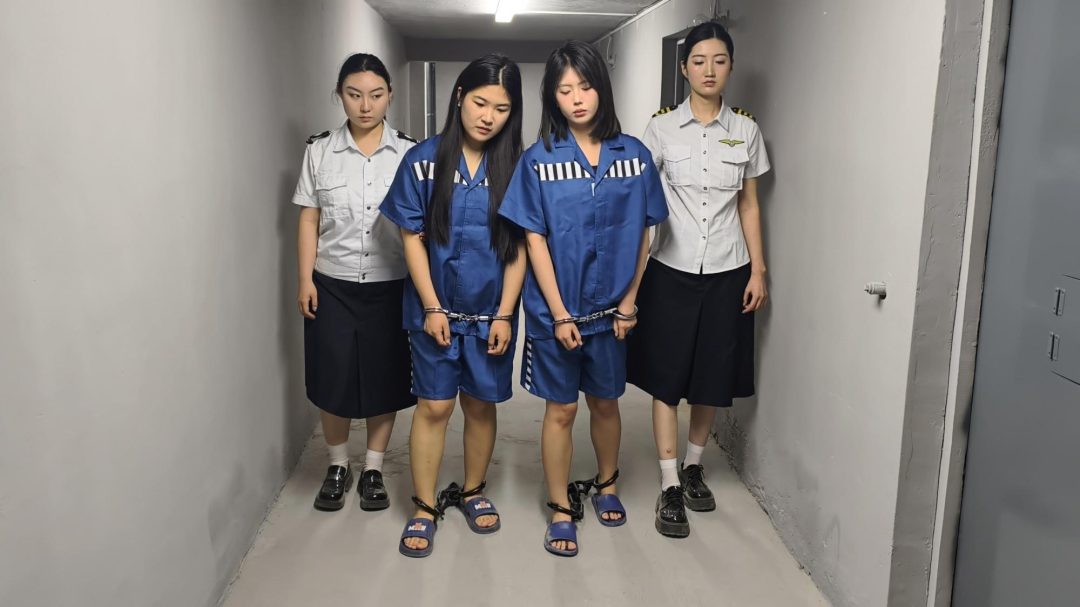 【鑫鑫工作室】新模特小艾云思饰演女贩和s人犯(下），被逮捕后户外指认现场，两人被判s刑带30斤重脚镣，最后在户外二人被q决，五花大绑，押赴刑场-8