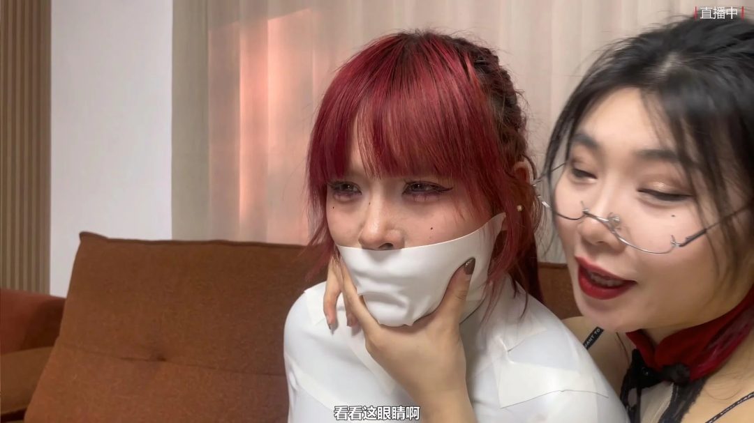 king云雀定拍超人气系列《女奴贩卖直播间——丰满木乃伊女奴01》超清画质 吴晗 曼妮 超丰满性感身材 泡沫胶带完美密封的美人茧 全程都有剧情 美女不停蠕动挣扎-12