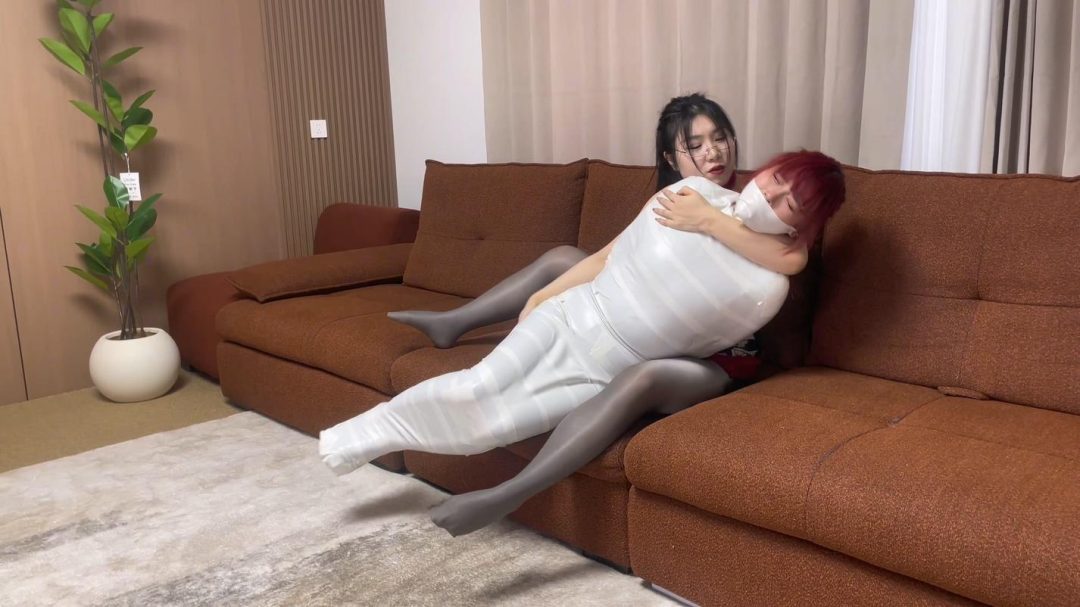 king云雀定拍超人气系列《女奴直播间——丰满木乃伊女奴02》超清画质 吴晗 曼妮 超丰满性感身材 吴晗弄丢女奴 结果自己也被包裹成木乃伊 2个木乃伊蠕动挣扎 打斗 究竟谁会被卖走？全程都有剧情-4