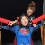 神奇女侠找到暗夜女王索要文件，结果被暗算，绑起来后TK，神奇女侠最后的结局会是什么。