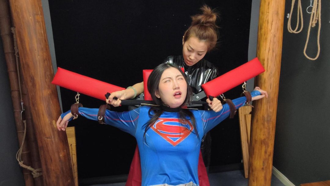 神奇女侠找到暗夜女王索要文件，结果被暗算，绑起来后TK，神奇女侠最后的结局会是什么。-2