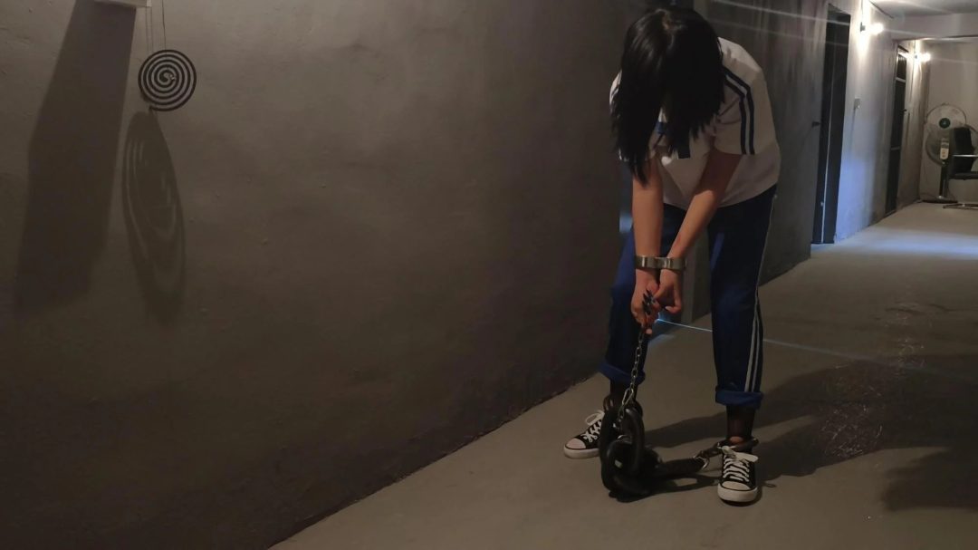 【鑫鑫工作室】反骨妹妹体验记-新模特小儒扮演不想上学的妹妹，来姐姐单位找姐姐玩，想体验监狱生活当女囚，兴奋的拿起手铐脚铐把自己铐起来，姐姐为了惩罚妹妹，套路她给她戴上最重的脚镣，各种重镣都给妹妹挨-14