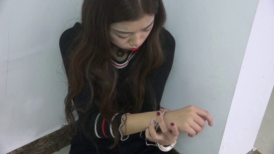 师妹体验镣铐搜身-6